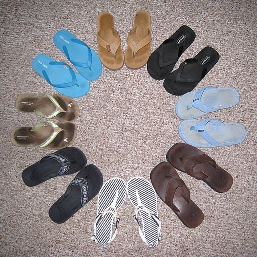 512px-Flip_flops_arranged_in_a_circle