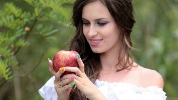girl-with-apple