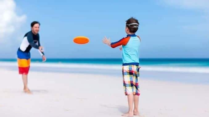 beach-playing-frisbee