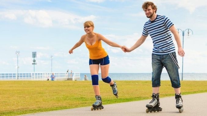 Couple-rollerblading-for-exercise