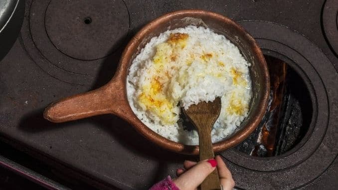 clay-skillet-with-rice