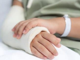 girl-with-broken-arm