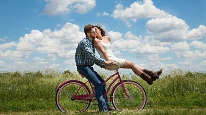 couple-romance-bike