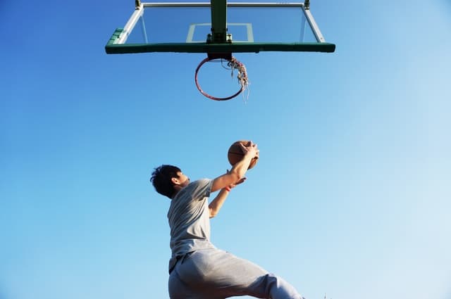 man-dunking-the-ball
