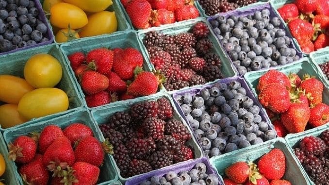 farmers-market-berries-fruit