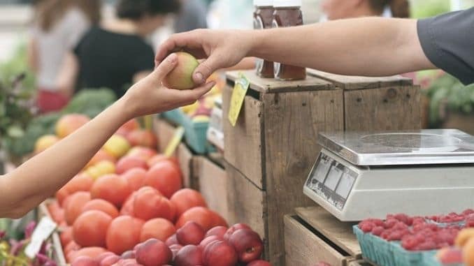 apples-farmers-market - Health Tips for Shopping at the Farmers' Market
