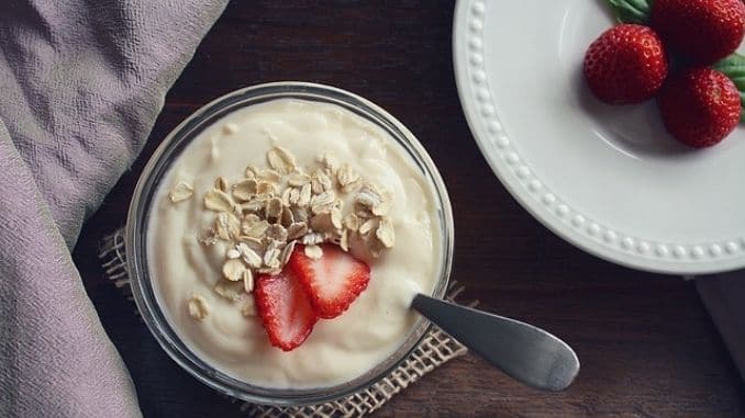 yogurt-fruit-vanilla-strawberries-1442034