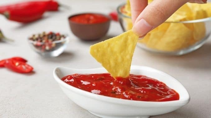dipping-chip-hot-chili-sauce