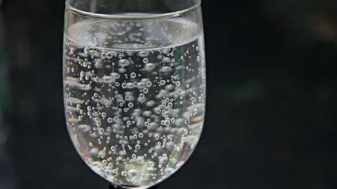 glass-water-mineral
