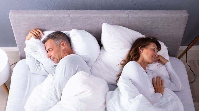 couple-sleeping-bed
