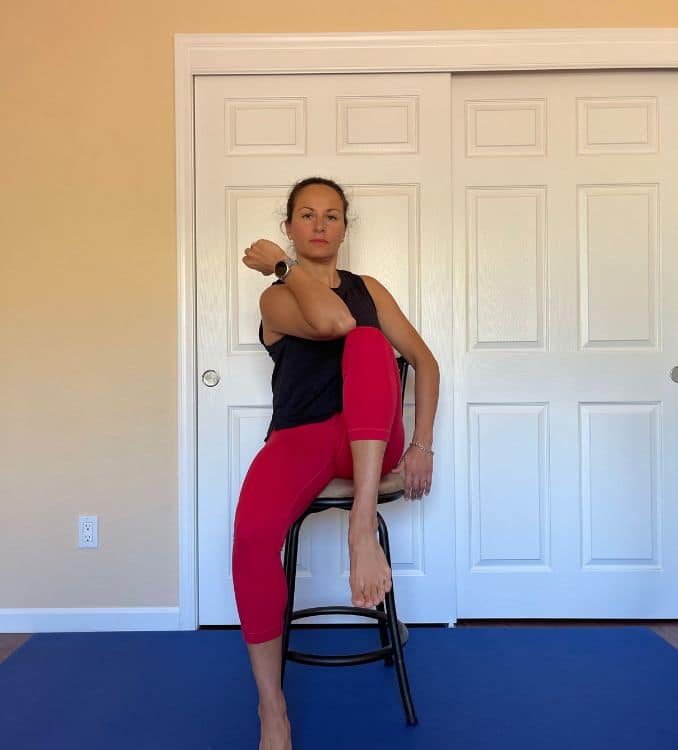 Seated Elbow to Knee Twists_1